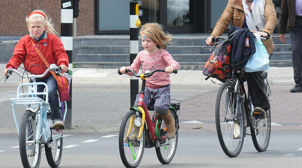 Nationaal volkslied Een zekere hoop Amsterdamse kinderen fietsen minder vaak naar school door onveilig verkeer  | Nieuw Amsterdams Peil